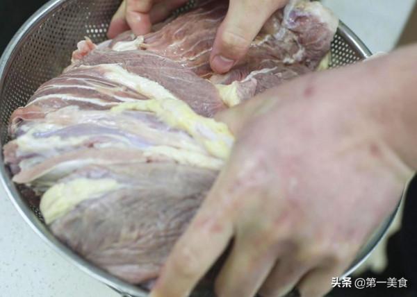 20年秘製&OpenCurlyDoubleQuote;醬牛肉&rdquo;配方，&OpenCurlyDoubleQuote;3泡3醬&rdquo;入味足，醬香濃，咋切都不散