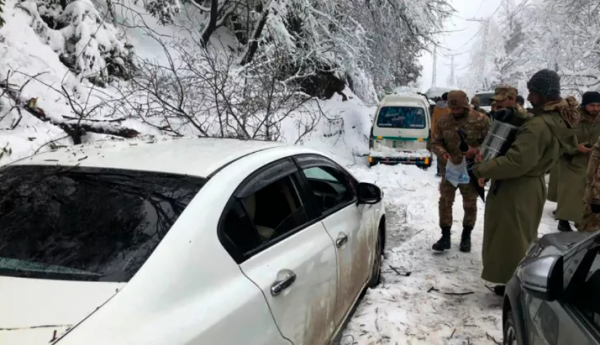 暖心！加拿大美女被困暴雪14小時，80歲大爺步行營救！網友大讚：這才是愛國者