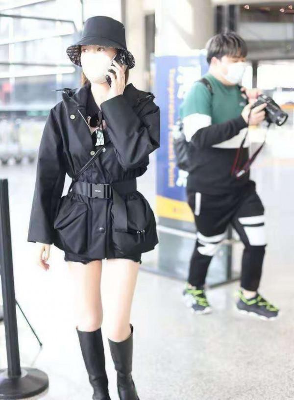 46歲佘詩曼身材真不賴，穿風衣配短褲，腿“細”到連靴筒都塞不滿