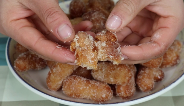 一碗糯米粉倒入鍋中，筷子一攪，秒變美食，真是高手在民間