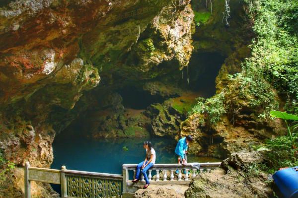 傳民國七位仙姑相約梅縣綠窟潭龍宮尋仙，五人永沉潭中，兩人逃出