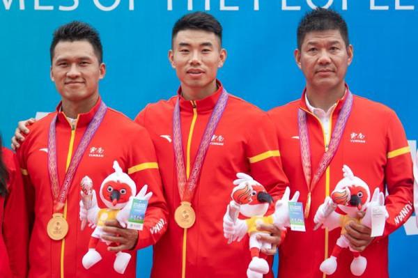 在異國一見鍾情，全運會冠軍鄭鵬飛的愛情故事