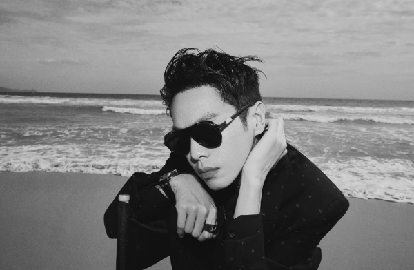 黃軒躺海里拍照渾身溼透!浪太大差點被沖走,表情緊張不知所措 黃軒躺海里拍照渾身溼透!浪太大差點被沖走,表情緊張不知所措