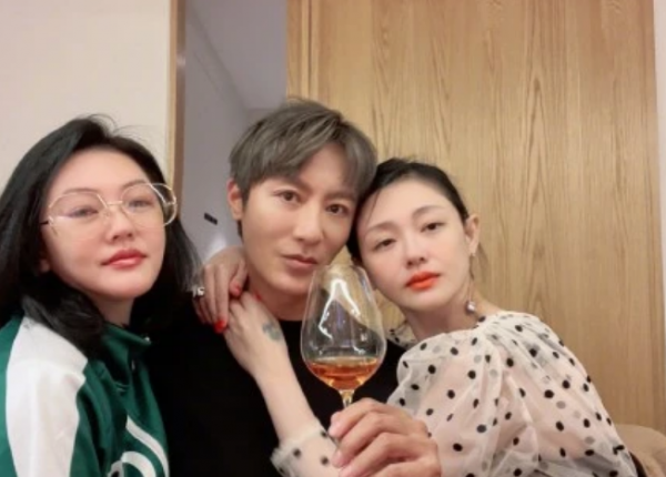 大S離婚後首露面,與朋友聚餐慶祝,緊摟男化妝師合影引熱議 大S離婚後首露面,與朋友聚餐慶祝,緊摟男化妝師合影引熱議