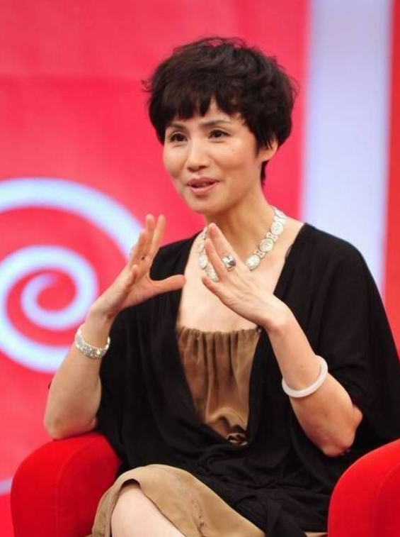 徐俐：2婚攜兒嫁名門，曾被公婆嫌棄強勢，憑什麼成功“上位”？