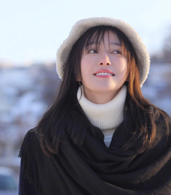 15位女星雪景美圖：楊冪嬌俏、劉詩詩經典，寫真照竟是沈月贏了？