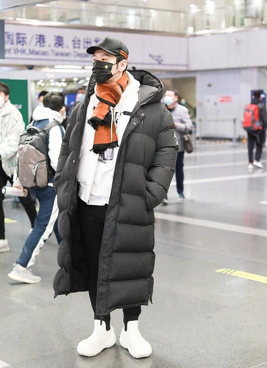 這次是真傷心了，黃曉明離婚後首走機場好深沉，眼睛快腫成單眼皮