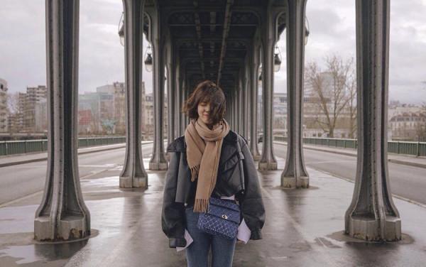 樸信惠巴黎出遊好心情，短髮使人更美更自信，帥酷機車風值得學習