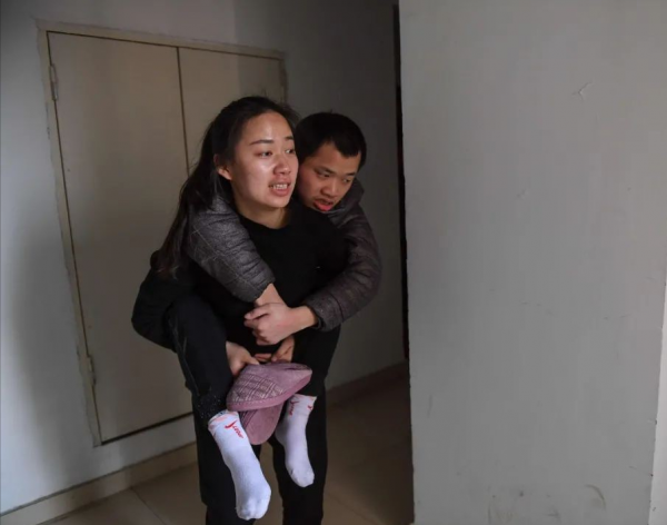 95後女孩照顧腦癱弟弟20年，晚上抱著睡，不敢找物件，怕拖累別人