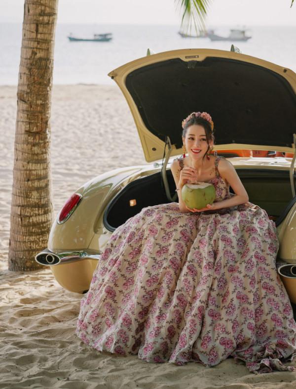 熱巴穿花裙拍海邊大片 美似花仙子