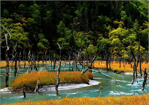 康東低調冷門海子，位於雪山腳下風景迷人，碧波盪漾神秘遊客少