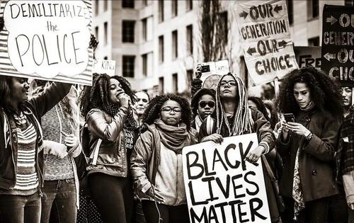 每6人就有1人感染新冠，死亡超85萬，為何美國社會還像沒事人一樣