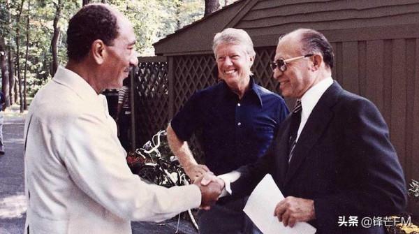 牽引炮上跳下4人,手持衝鋒槍掃射,回顧埃及總統薩達特遇刺事件 牽引炮上跳下4人,手持衝鋒槍掃射,回顧埃及總統薩達特遇刺事件