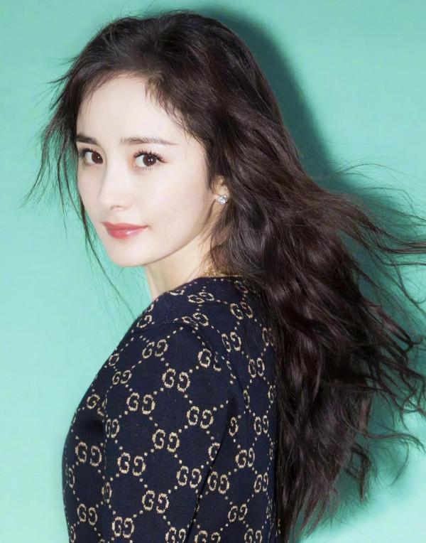 楊冪穿提花短袖配粉色短裙