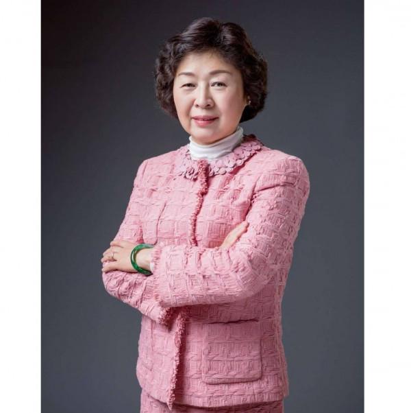 廣東農村姑娘，放棄50萬年薪去撿破爛，49歲成中國女首富，憑啥？