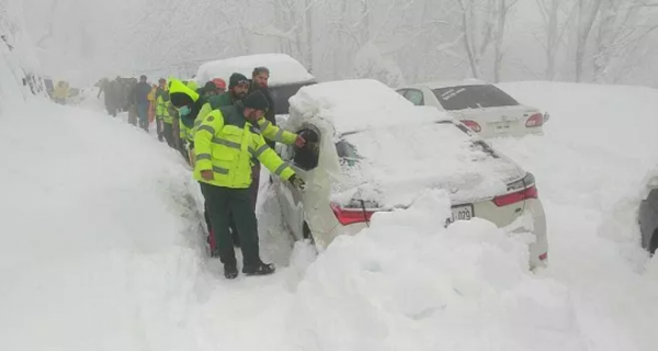 暖心！加拿大美女被困暴雪14小時，80歲大爺步行營救！網友大讚：這才是愛國者