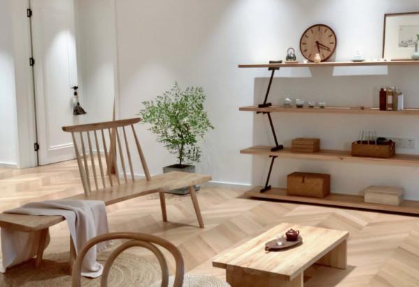 她的家一切從簡，客廳不放電視，不做任何修飾，卻處處充滿高階感