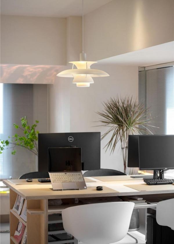 49平米的公寓改變成工作區，滿足功能需求，並引入光影效果