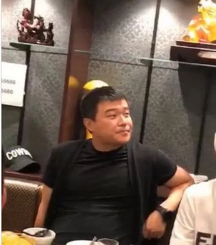 發腮禿頭、酒糟鼻、大肚腩，還有塑膠僵臉，中年男星的辣眼震撼