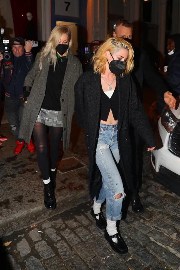 暮光女訂婚後首次露面！針織衫大膽炫腹肌，未婚妻又黑又醜似路人