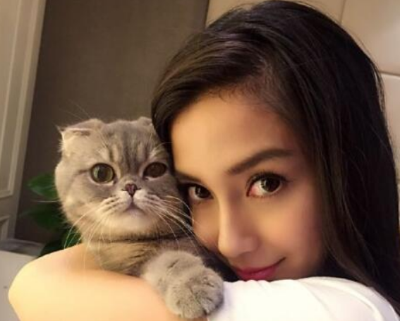 爆某劇組殺青遺棄“小生命”，站在門口等待惹人疼，網友怒斥缺德