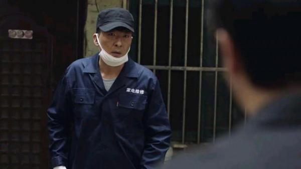 《誰是兇手》一點都不懸疑，兇手早就出現了，就在片頭的相框裡