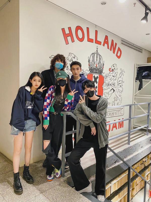 明星和素人真的有“壁”,楊冪遭網友偶遇,隨便一拍都能成大片 明星和素人真的有“壁”,楊冪遭網友偶遇,隨便一拍都能成大片