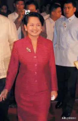 從格洛麗亞到阿羅約總統，她是克林頓的同班同學，是菲律賓鐵娘子