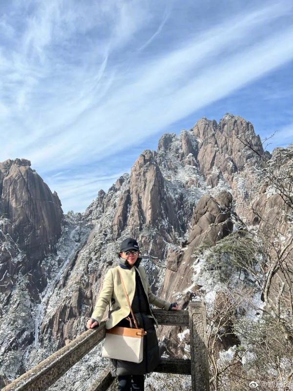劉嘉玲與友人爬山,狀態不要太好了 劉嘉玲與友人爬山,狀態不要太好了