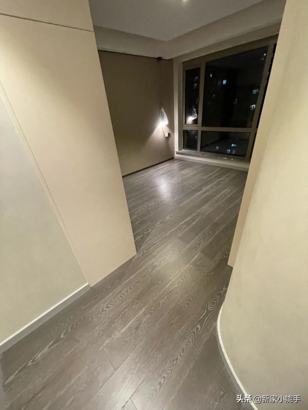 硬裝完工,打掃乾淨還沒佈置傢俱,刷藝術牆漆一家人都比較滿意 硬裝完工,打掃乾淨還沒佈置傢俱,刷藝術牆漆一家人都比較滿意