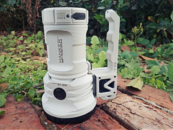 自帶風扇的漫客MK38手電很科幻，開啟照的又亮又遠又長久