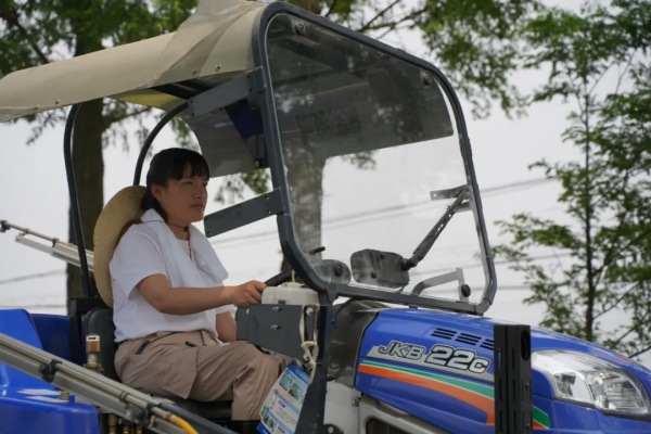 我在視窗寫青春丨新青年故事⑨——開拖拉機的浙大姑娘 廣袤田地追逐夢想