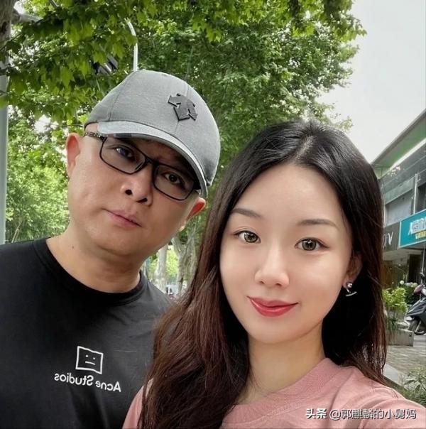 孟非罕見與女兒同框，孟星亞長髮披肩，淡妝出鏡，24歲被稱女神