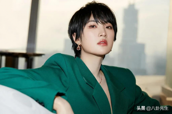 P圖前後差別大的6位明星:張萌判若兩人,關曉彤圓臉變V臉 P圖前後差別大的6位明星:張萌判若兩人,關曉彤圓臉變V臉