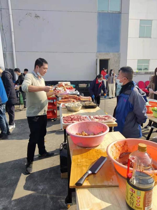 露天燒烤展現別樣的午餐風情