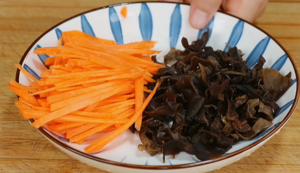 天氣變冷了，多給家人做這道湯，5塊錢做一大鍋，營養好喝開胃