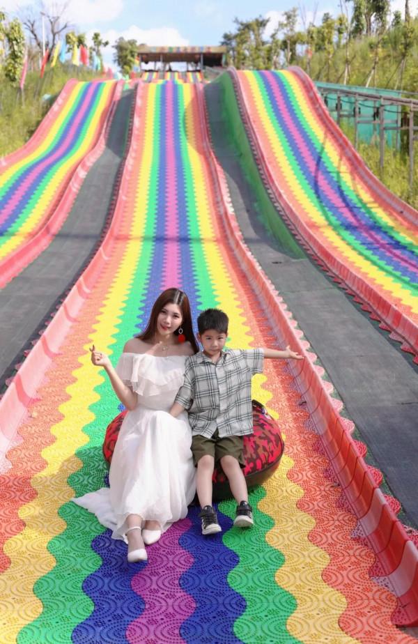 周邊遊｜住進小木屋泡私湯，乘網紅小火車玩彩虹滑道