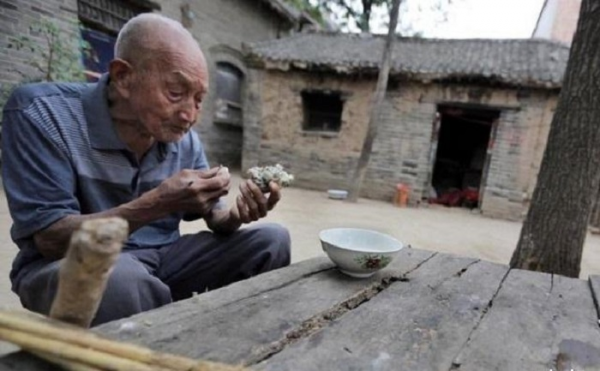 1993年，浙江大姐給落難少年10塊錢，少年尋她20年，拿100萬報恩