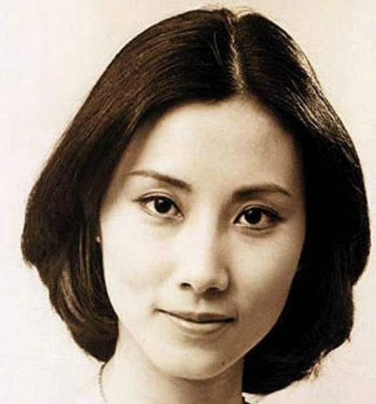 原來“容嬤嬤”年輕時是校花，看到照片比趙薇都美