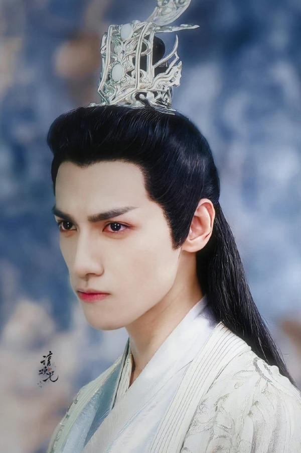 《鏡雙城》首播熱度飆到榜首，李易峰一出手，又是一部“黑馬劇”