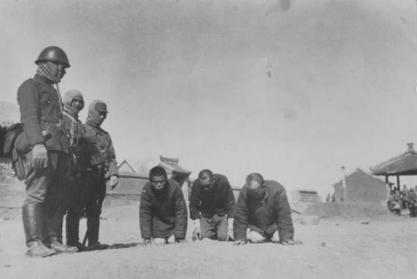 她被日寇砍掉雙手後，親眼看著木楔子釘進自己身體，仍不透露軍秘