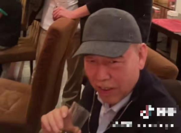 文代會眾星聚會：陳道明吳剛熱聊，杜江喝到臉紅，齊唱祝願祖國好