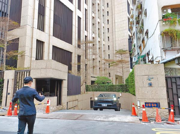 王力宏疑被陳建州座車接送 返豪宅看望三個孩子