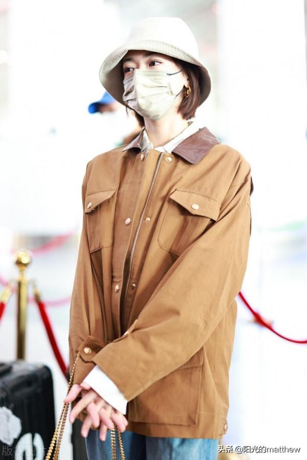 吳謹言身穿駝色上衣搭牛仔褲造型時尚，不羈素顏出鏡光彩靚麗