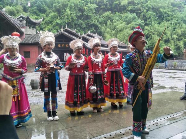 苗族是怎樣勸客人喝酒的