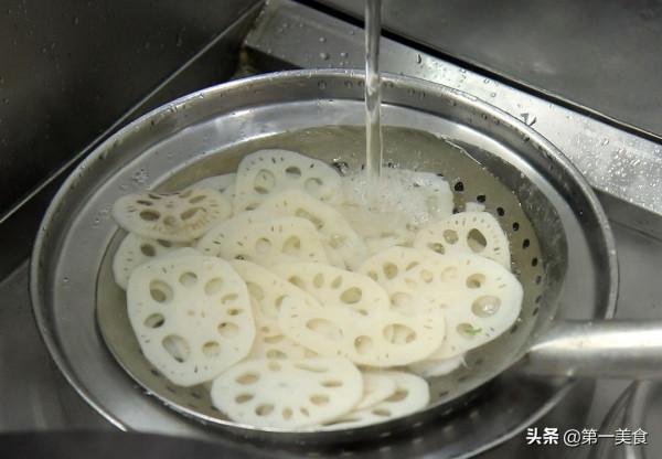 廚師長分享酸辣蓮藕的家常做法,蓮藕不發黑有技巧,清脆入味 廚師長分享酸辣蓮藕的家常做法,蓮藕不發黑有技巧,清脆入味