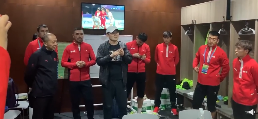 全運會U20男足決賽後,新疆隊拉起感人橫幅:向全國人民致敬,大美新疆歡迎您 全運會U20男足決賽後,新疆隊拉起感人橫幅:向全國人民致敬,大美新疆歡迎您