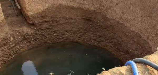 非洲鹽販的補給站,50米的深水井,誰說非洲人渴死不打井 非洲鹽販的補給站,50米的深水井,誰說非洲人渴死不打井