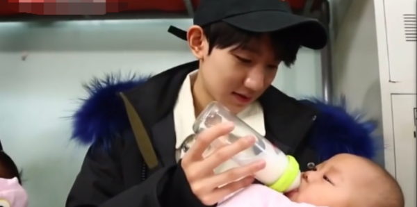 早產三胞胎患上癌症，王源上門探望，還送上一份暖心禮物