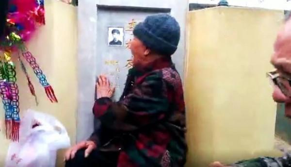 烈士106歲的母親擁吻兒子的墓碑，老兵看到這一幕，紛紛上門探望